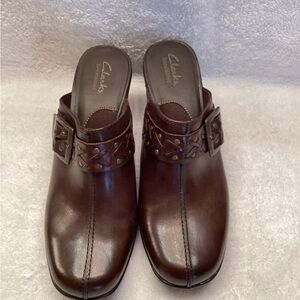 Clarks Bendable Mule Clog  Brown size 9M Preowned